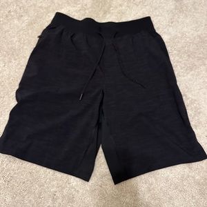 Men’s LuluLemon Drawstring shorts, lined
